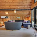 Dom wakacyjny 4 Bedroom Awesome In
