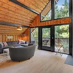 Dom wakacyjny 4 Bedroom Awesome In