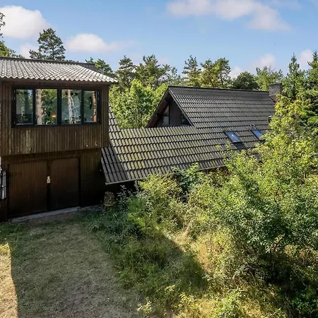 Dom wakacyjny 4 Bedroom Awesome In Højby