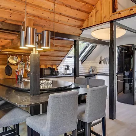 4 Bedroom Awesome In Holiday home *