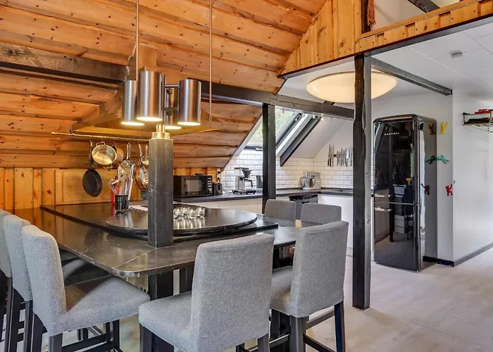 4 Bedroom Awesome In Casa de Férias *